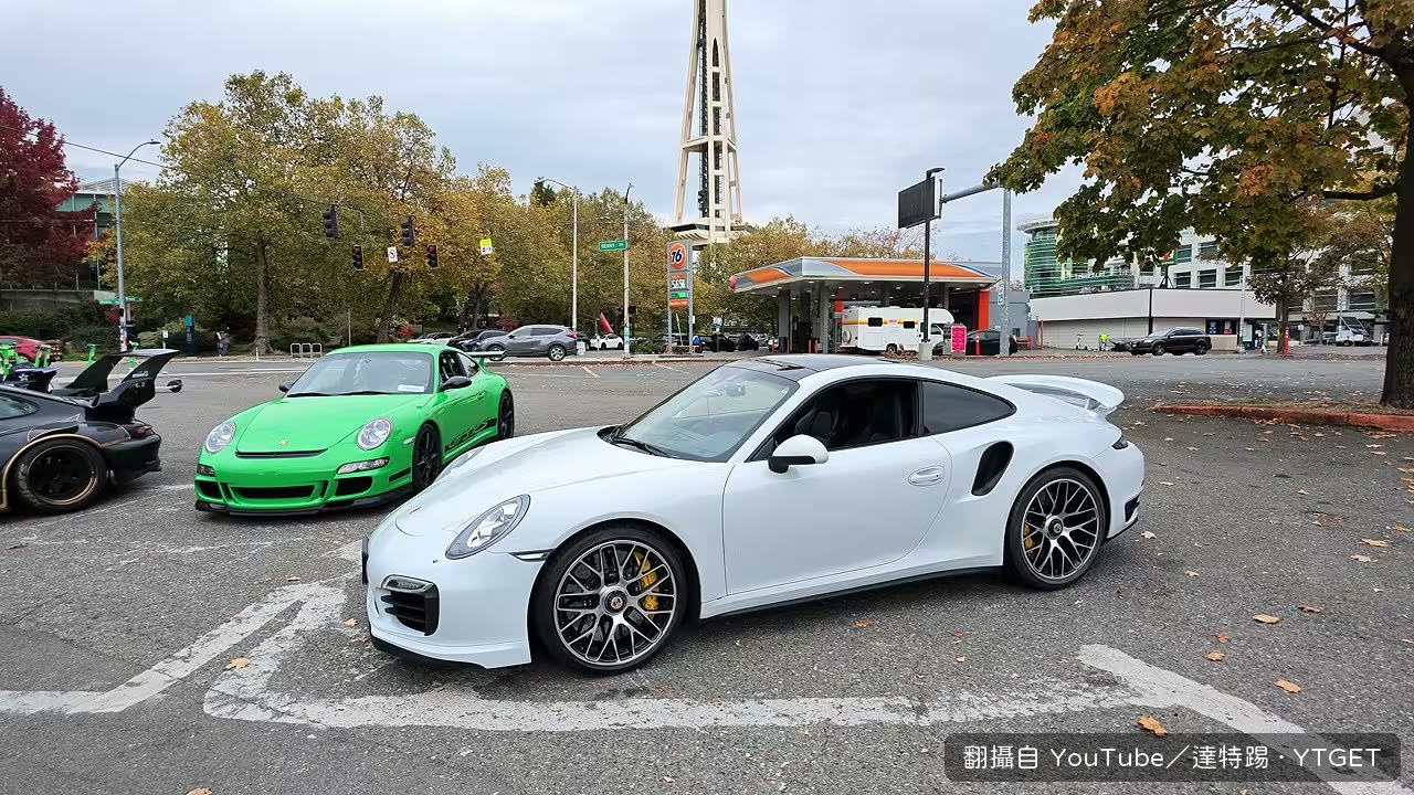達特踢在飯店外第一次被 991 Turbo S 的車尾迷住