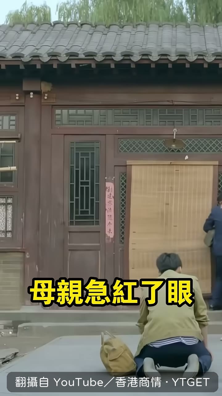 母親提著斧頭砸爛大兒子的門