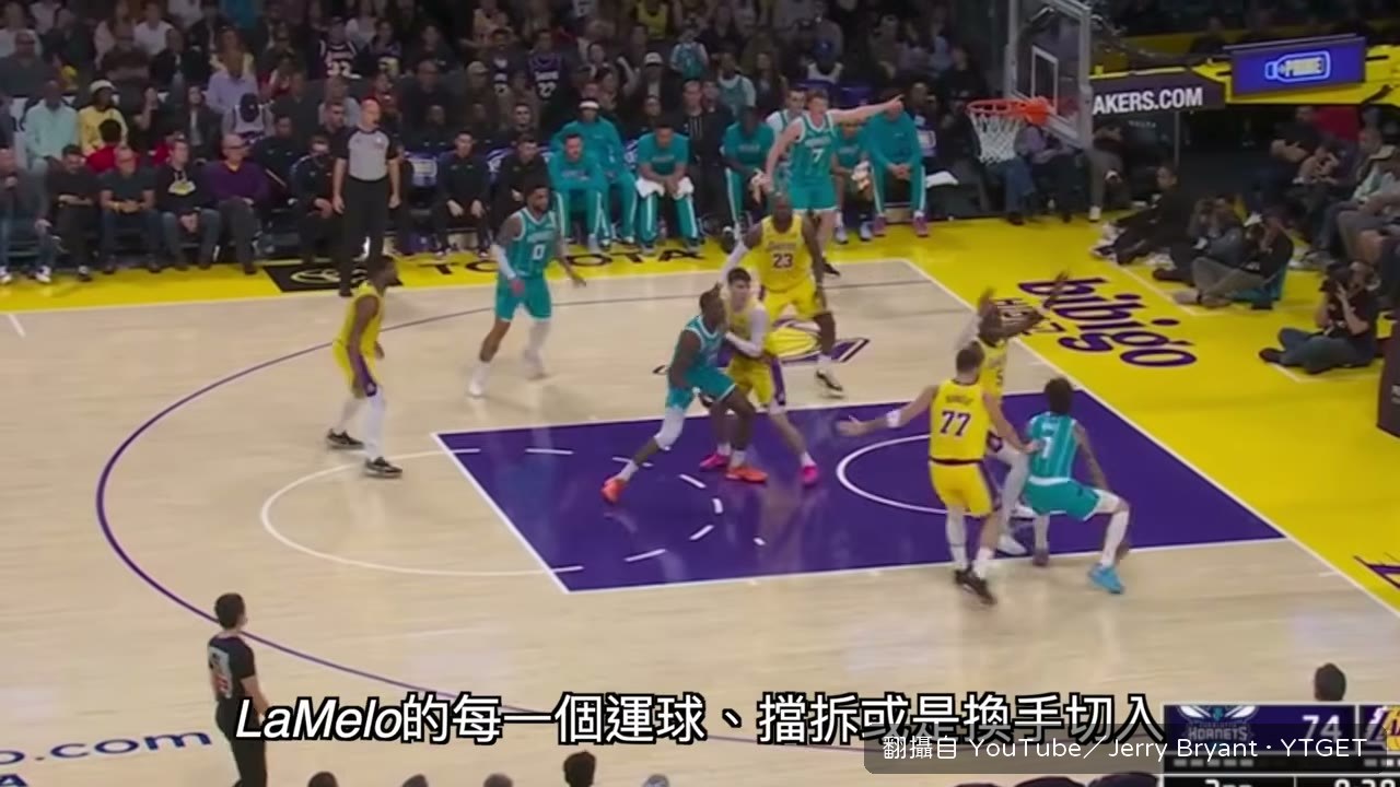 LaMelo 邊運球邊觀察防守站位