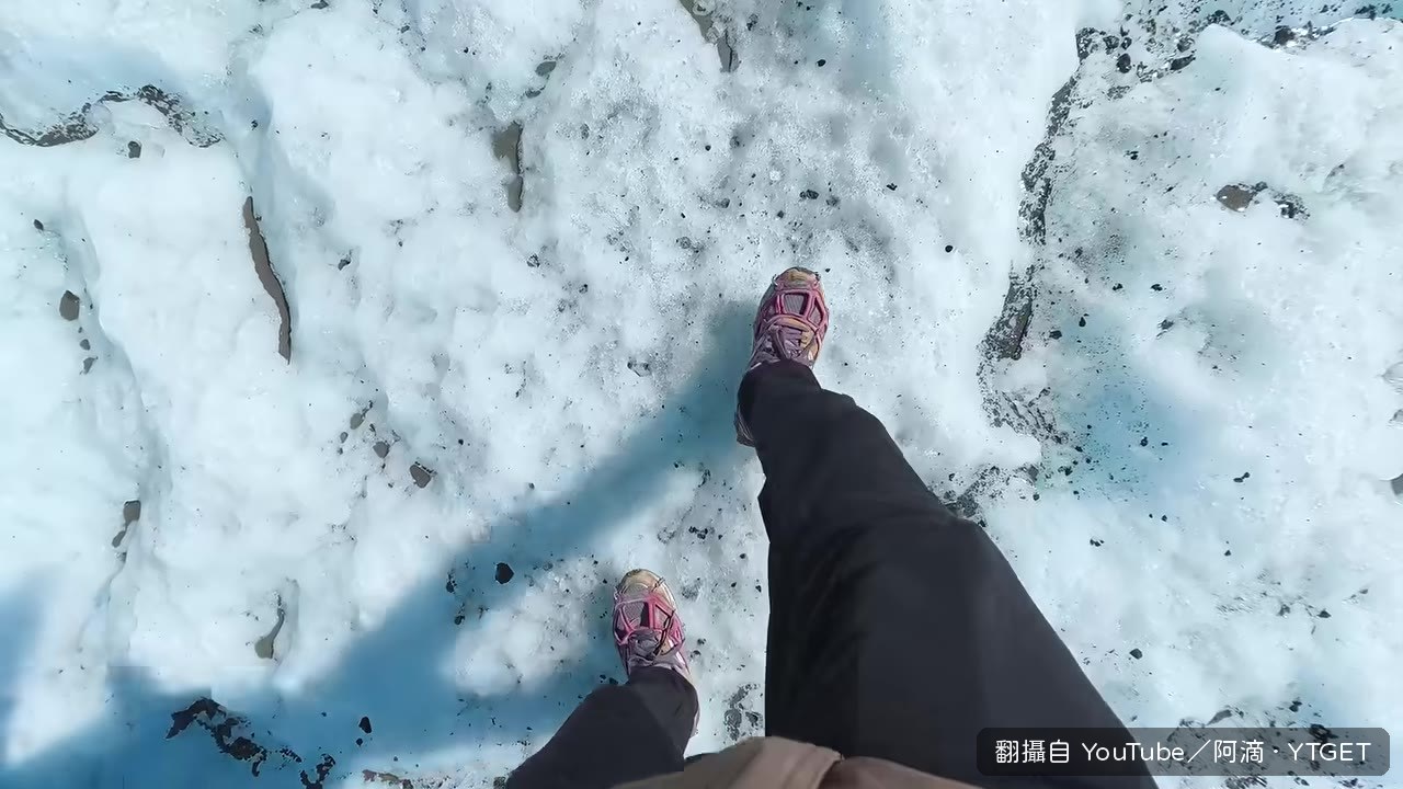 穿上冰爪踏上冰川
