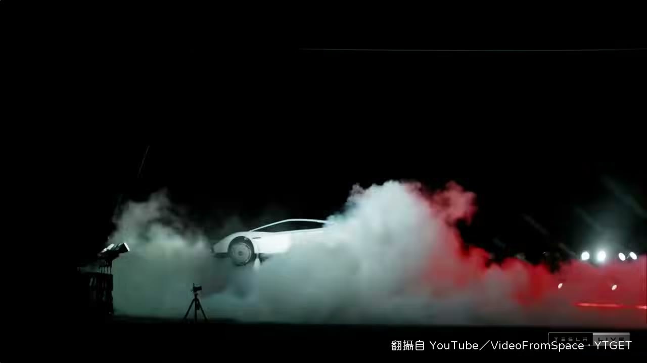 車子騰空翻滾,主持人喊這是 kick flip