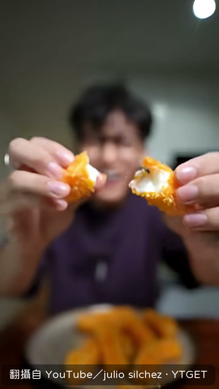 試吃剛炸好的脆皮炸牛奶