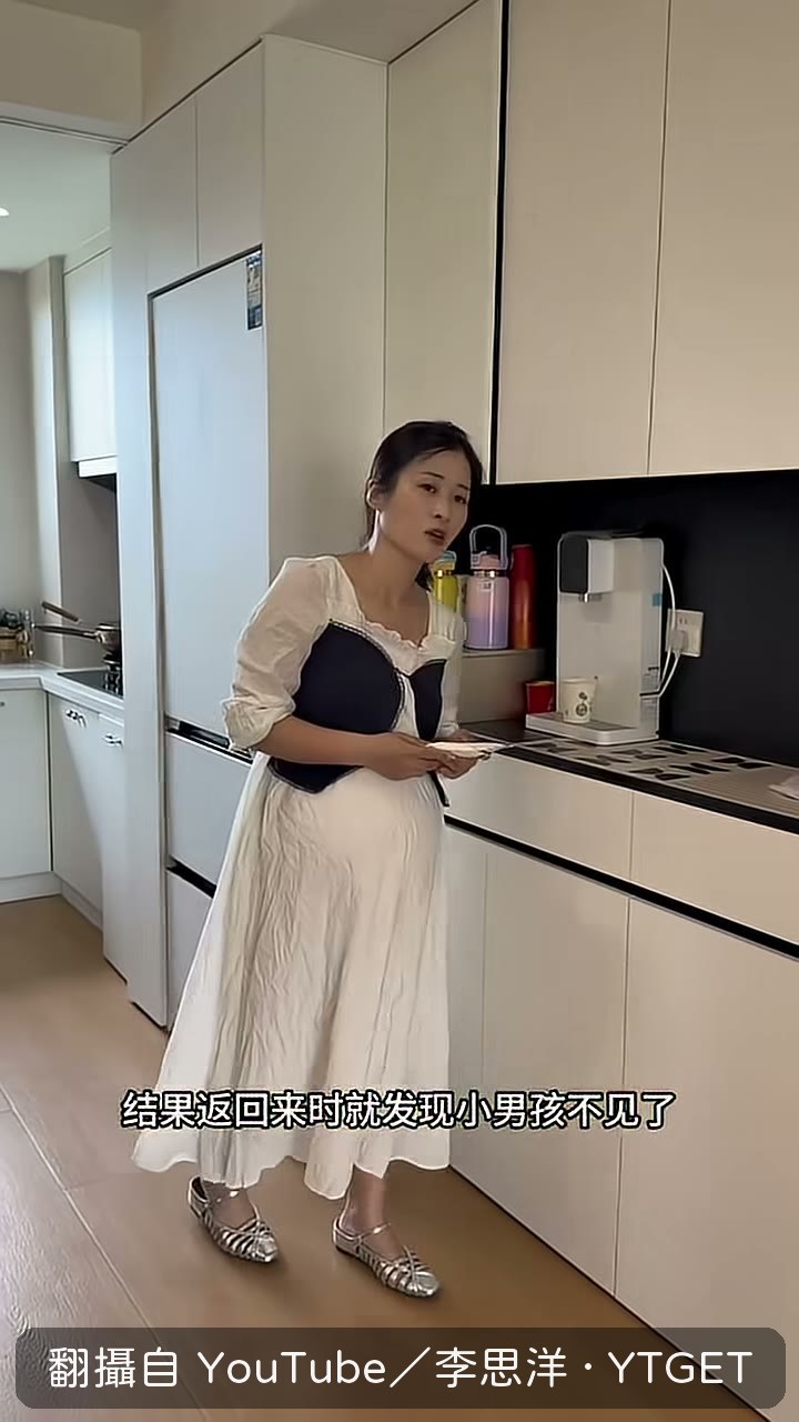 小男孩在臥室翻她的包