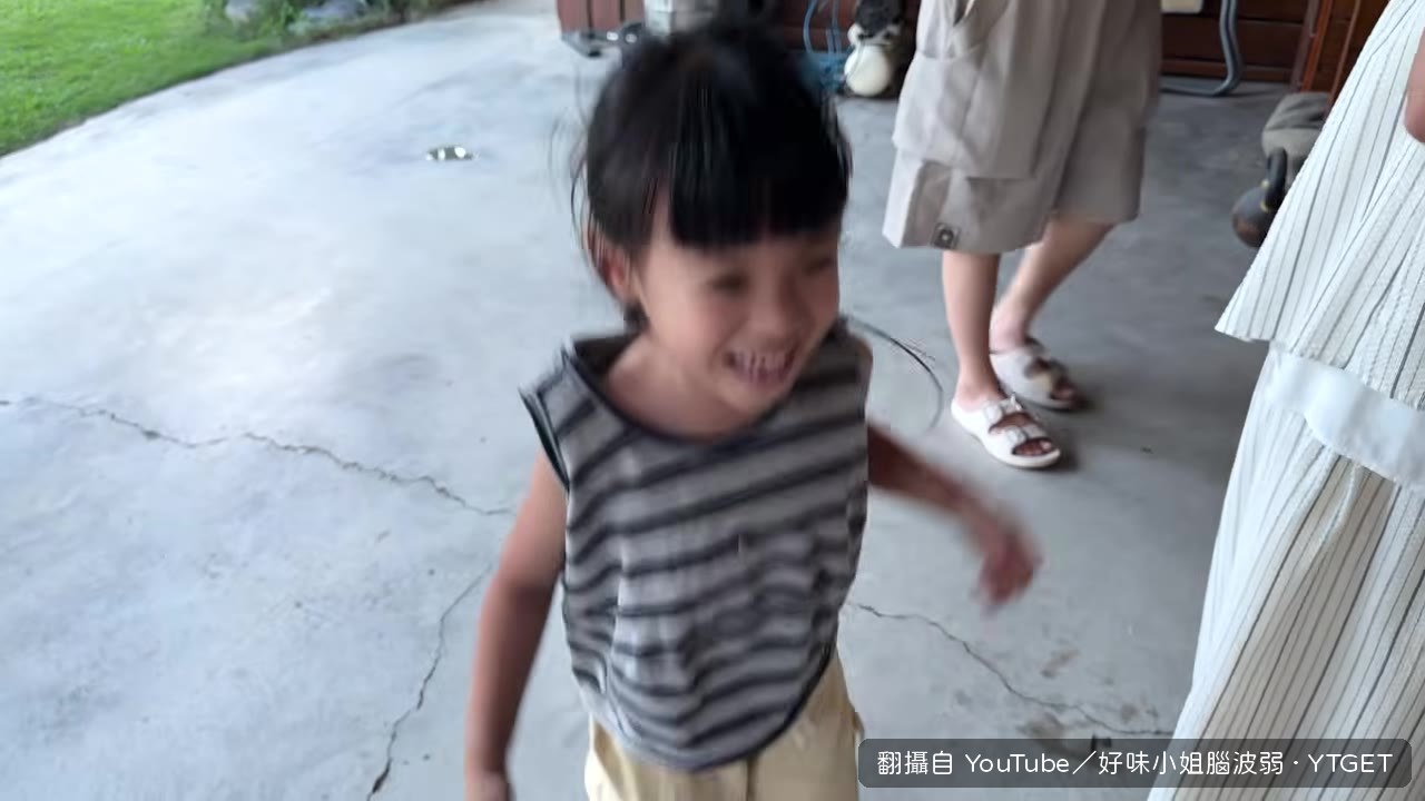 女兒看到蛋糕的表情