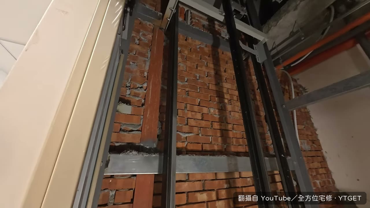 二樓裂縫打除後用碳纖維布補強