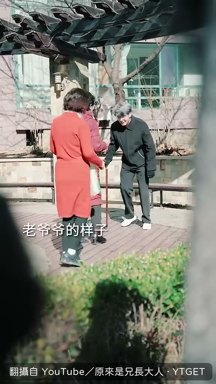 男孩混進老人堆裡跳舞