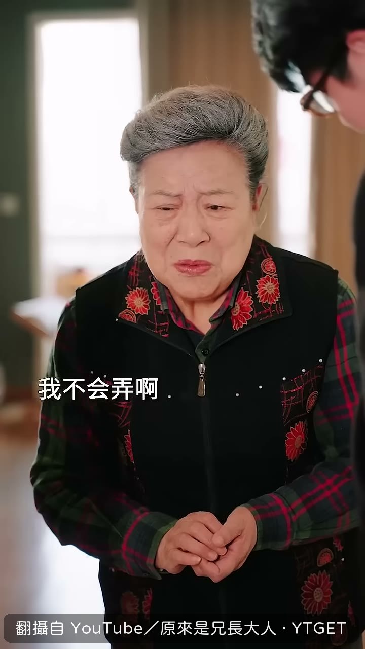 教奶奶站在門前刷臉開鎖