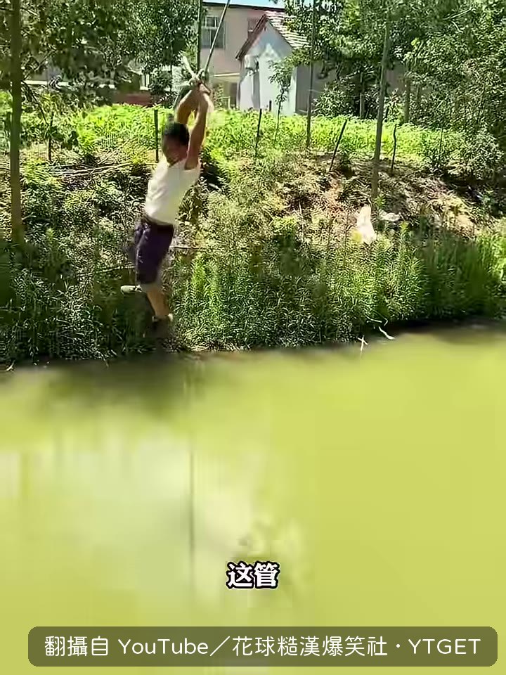 一群人擠上車，場面完全失控