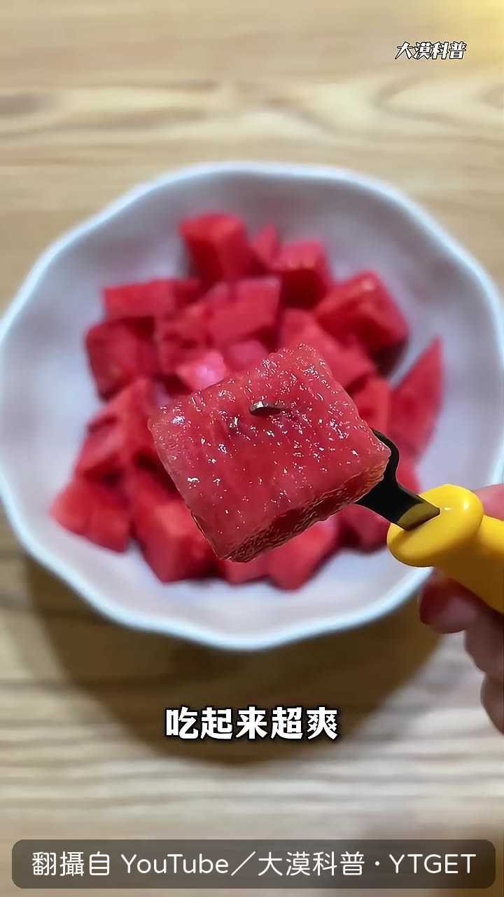 桃子三刀切完,輕輕一擰就分離