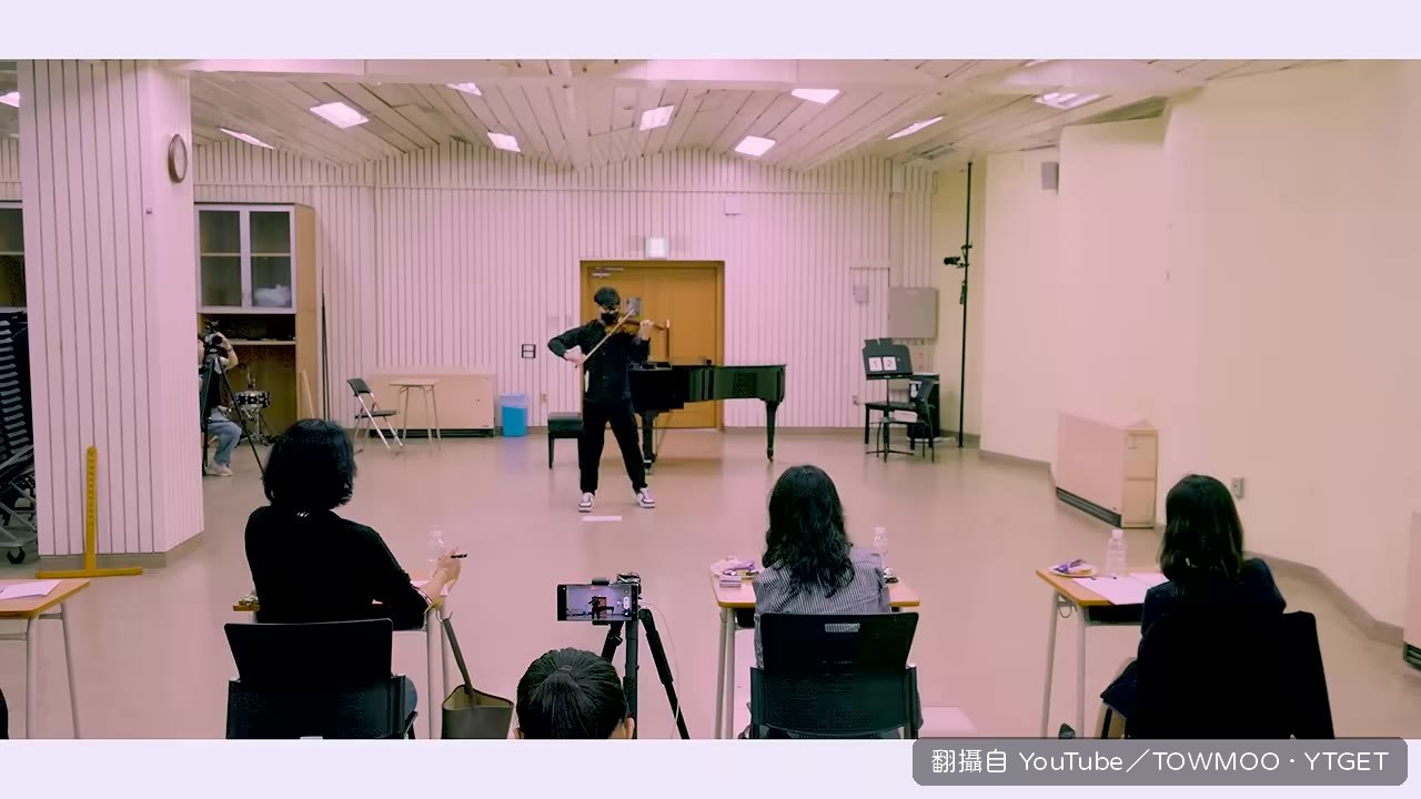 教授們被演奏震懾，全場安靜