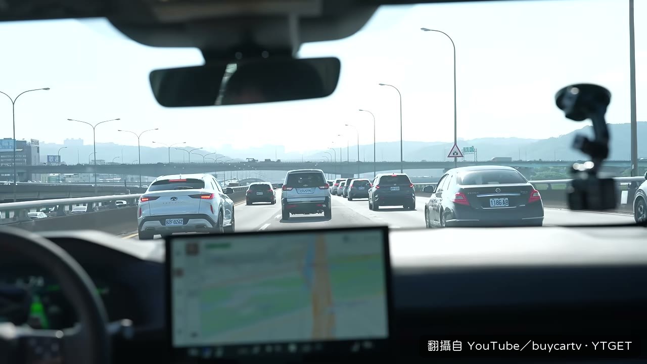 白車橫切五線道去機場