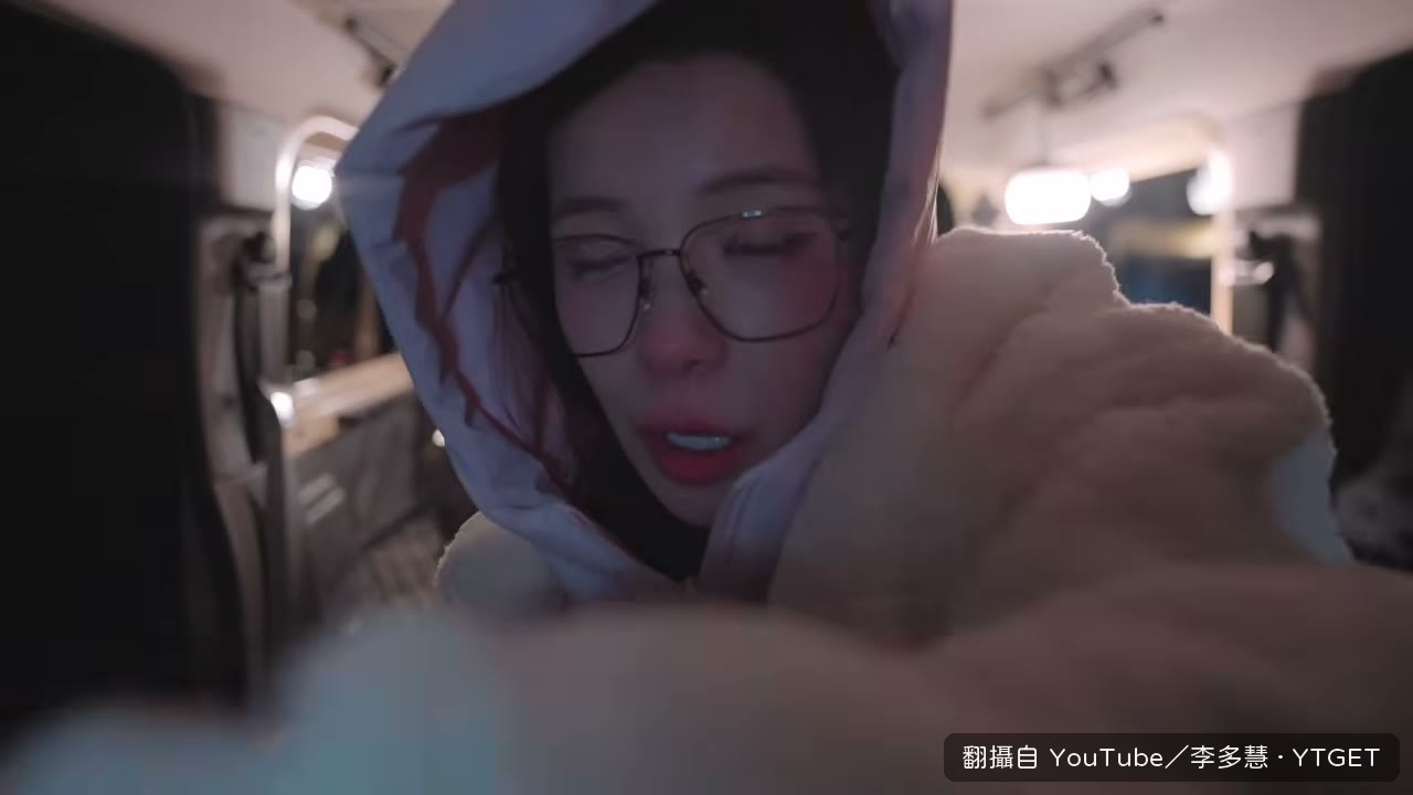 兩個人擠進 Jimny 後座鋪床
