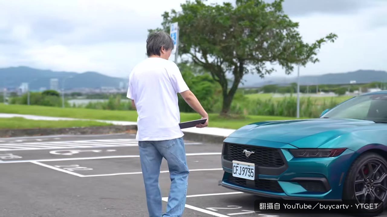 三台雙門跑車並排,尺碼差異一目瞭然