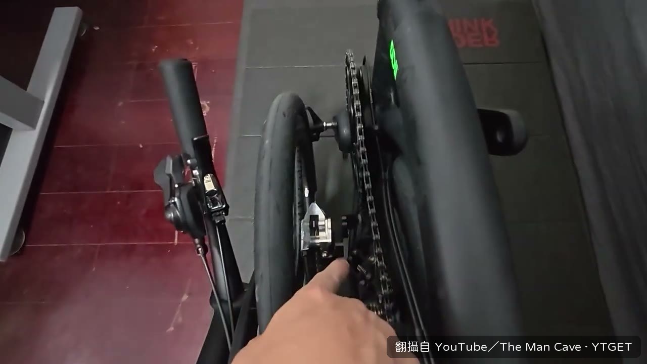 摺疊時前叉扣住後叉的小鉤