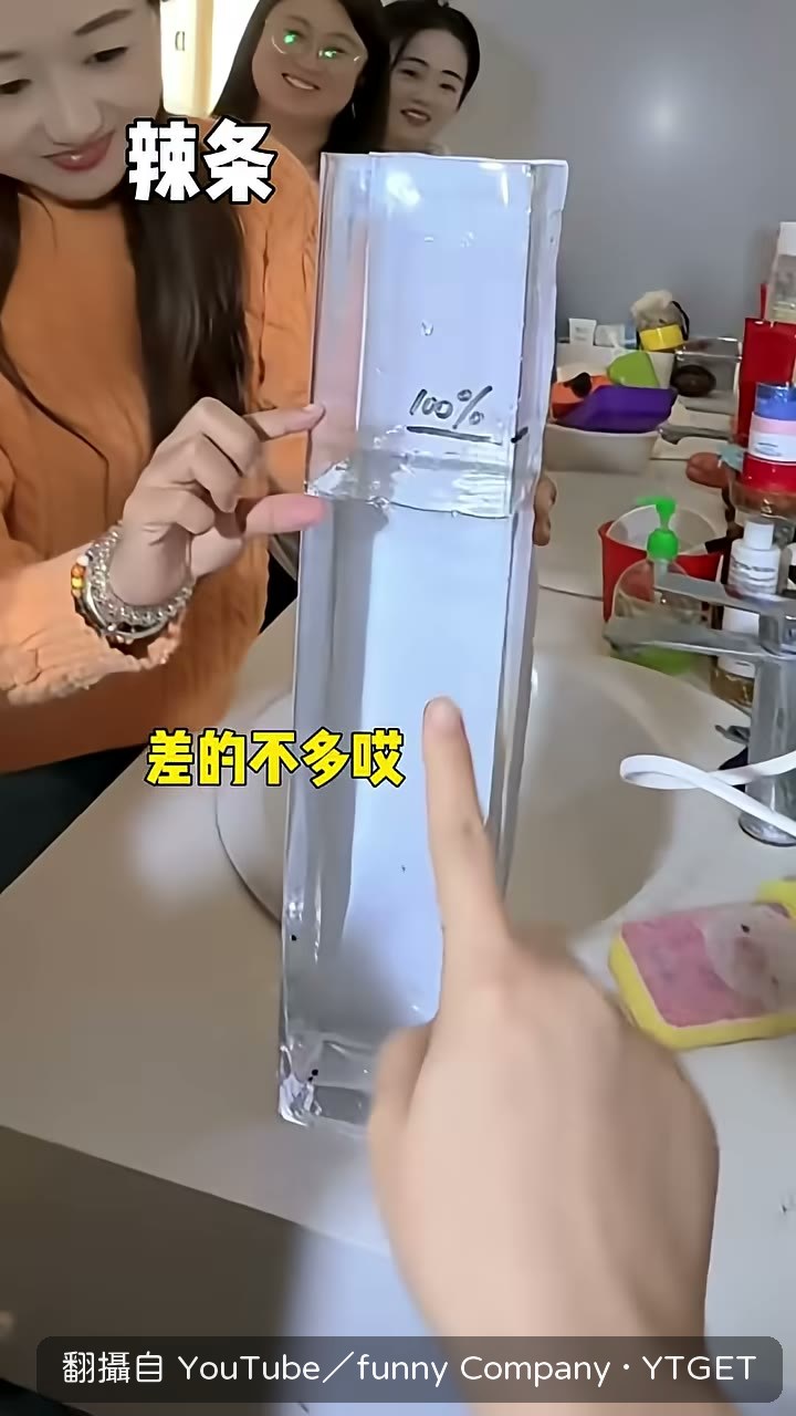 一群人圍著暖壺準備接水