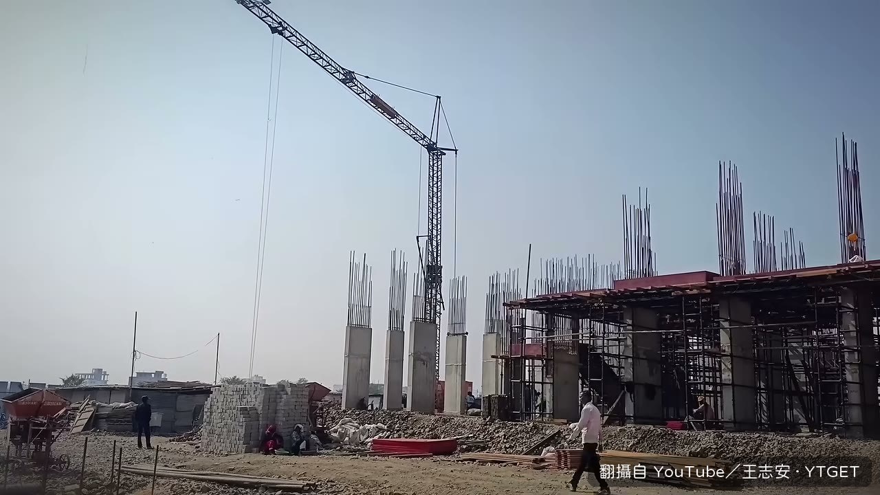 何立峰視察工地愛穿軍綠色工褲