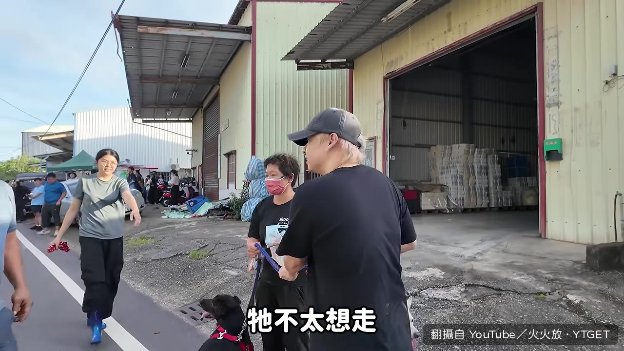 換到蔥油餅後終於順利遛起來，火火放鬆了一口氣