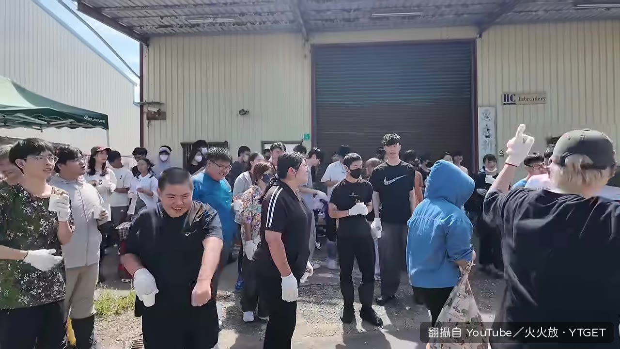 帶一群觀眾走進狗園，畫面像幫派出巡