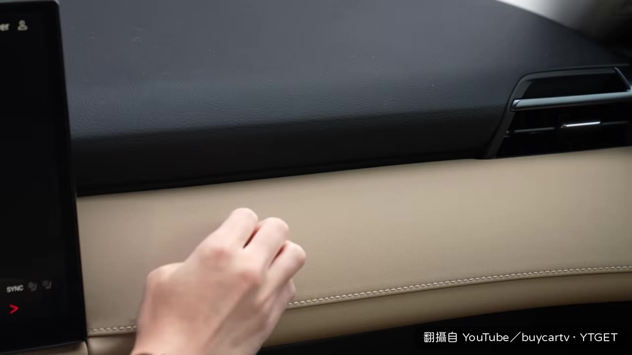 內裝駝色部分其實是硬塑膠