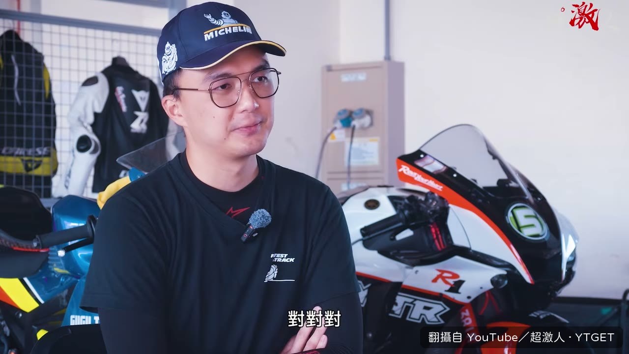 教練在場邊指導煞車點
