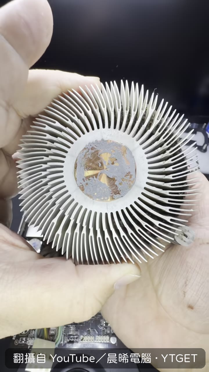 散熱鰭片卡滿灰塵，晨晞電腦暫停呼吸