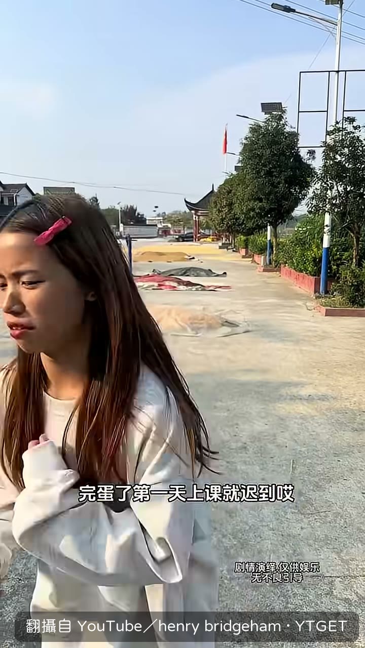 警衛攔下要進校門的小何老師