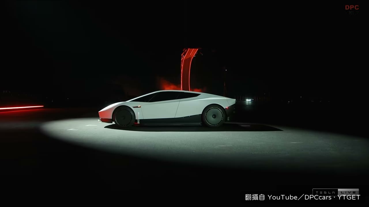 Starman 假人坐在車內現身