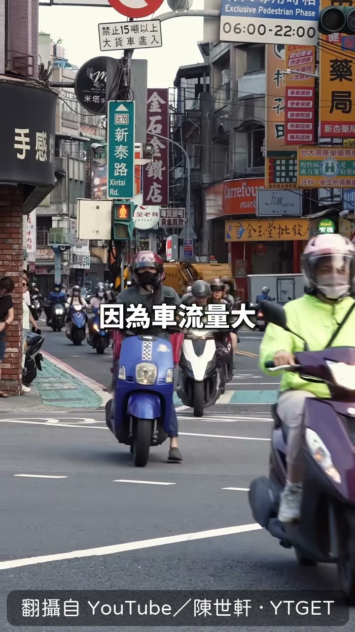 待轉區機車滿到溢位人行道