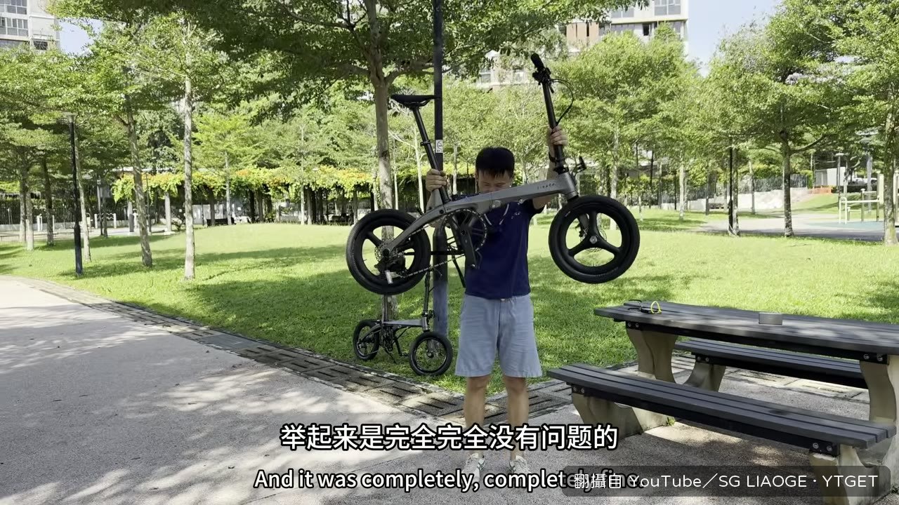 單手把整台車舉起來示範