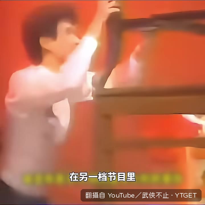 董瑋端果汁站上三張疊桌
