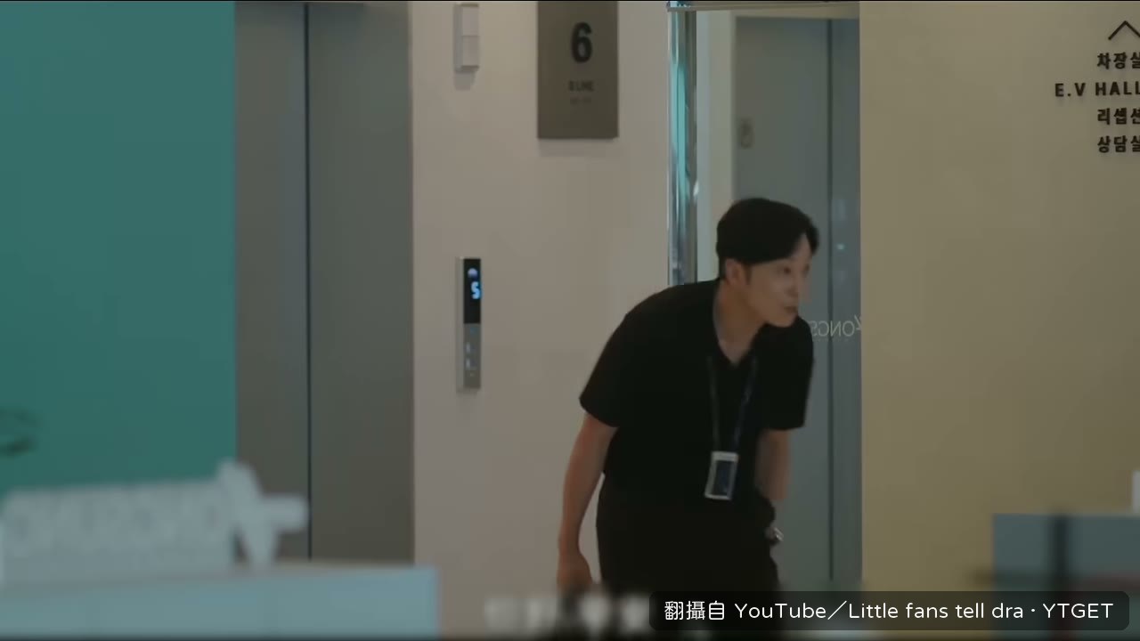 楊代理踩點進辦公室,開始泡咖啡聊天