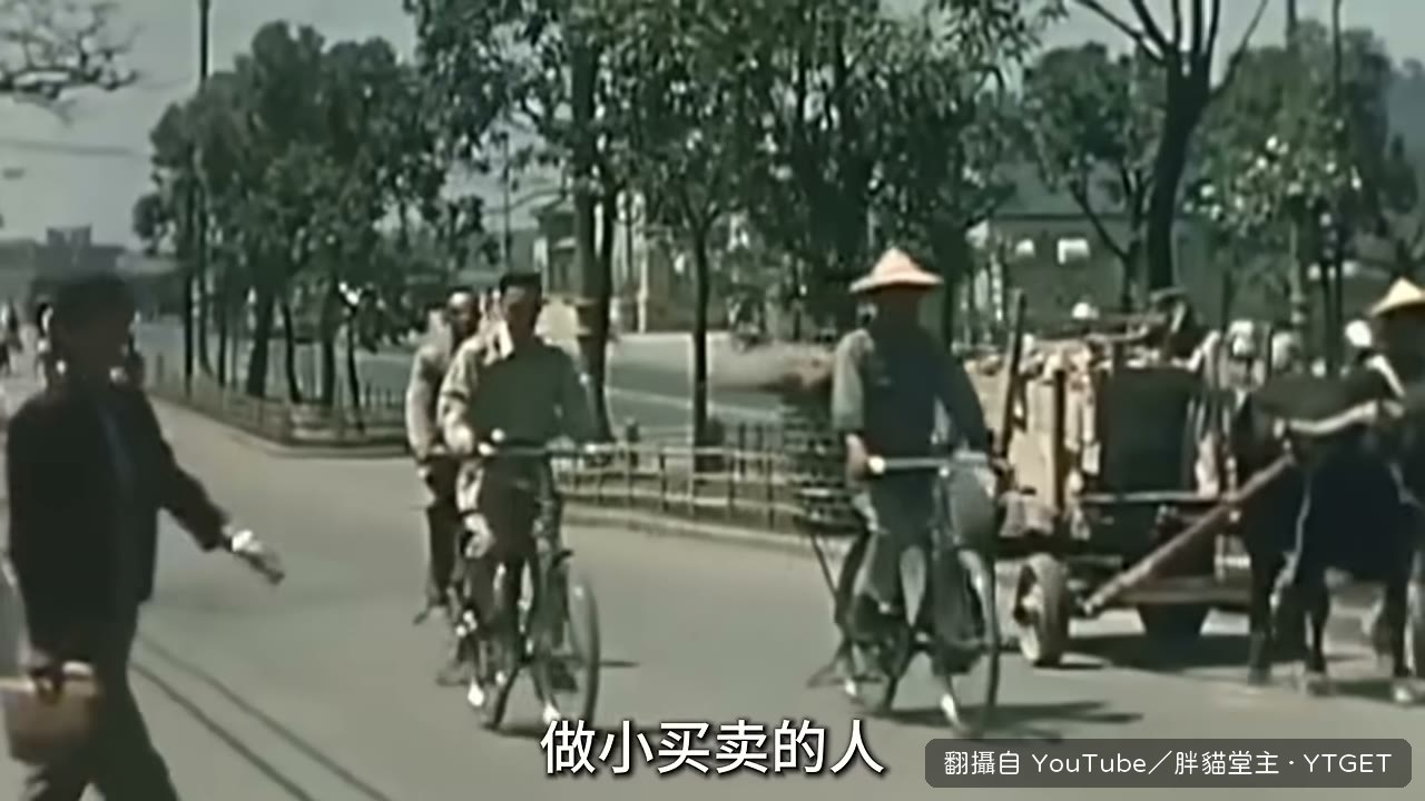 兩個老兵在橋頭擺攤賣豆漿