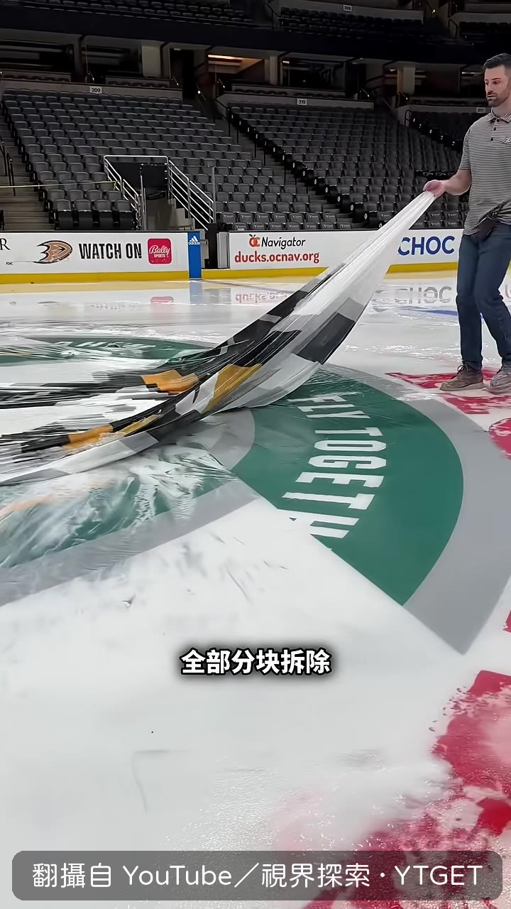 敲碎冰層方便推雪機清運