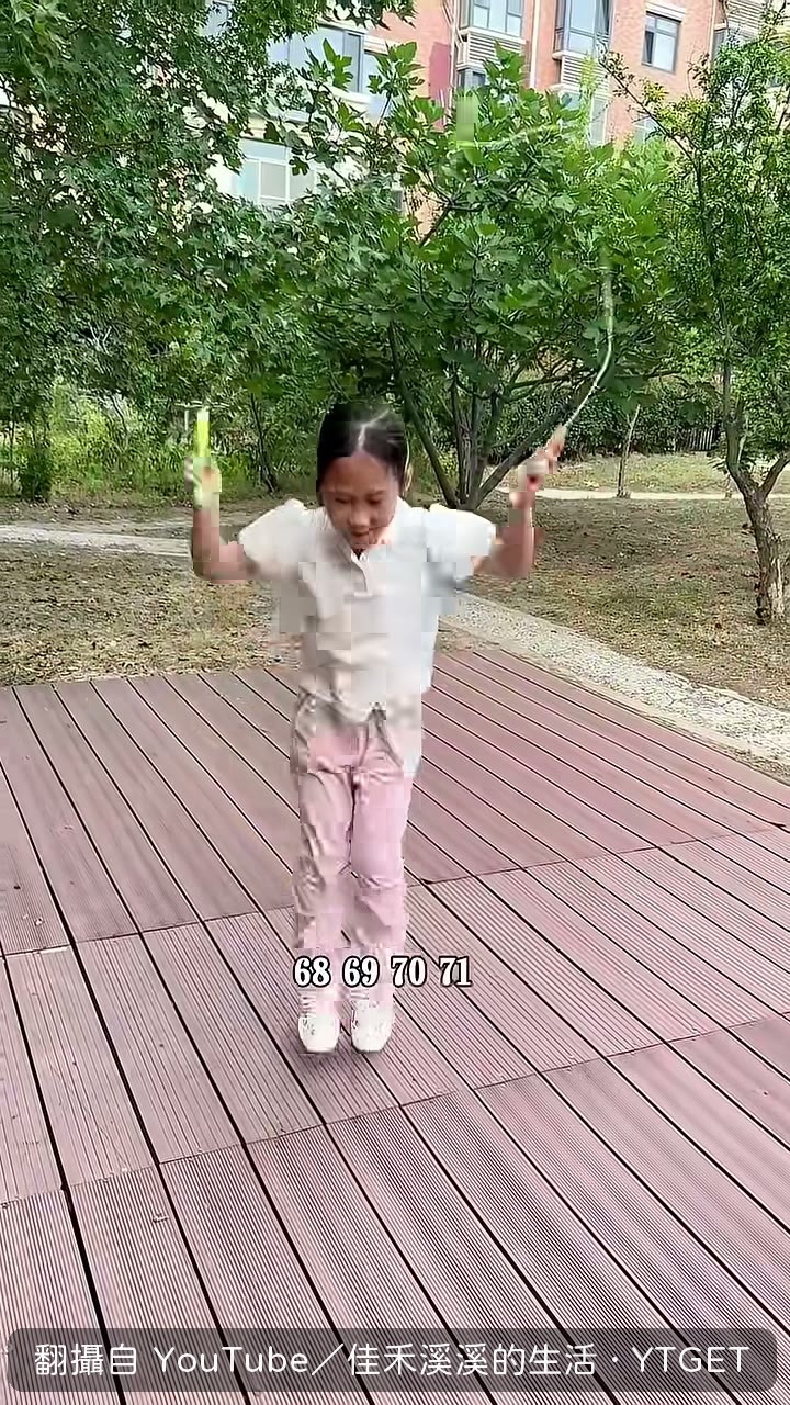 妹妹跳了72個,姐姐在旁邊看著