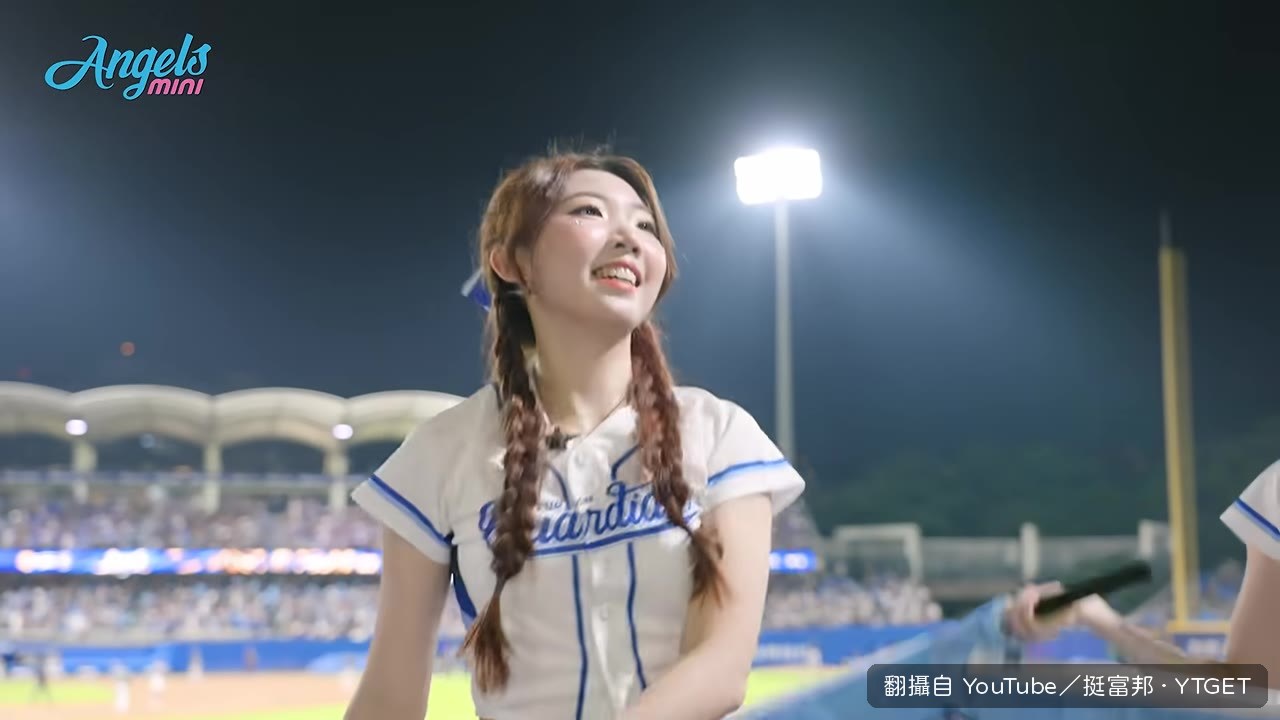 外野應援甩旗喊口號,學員大爆汗