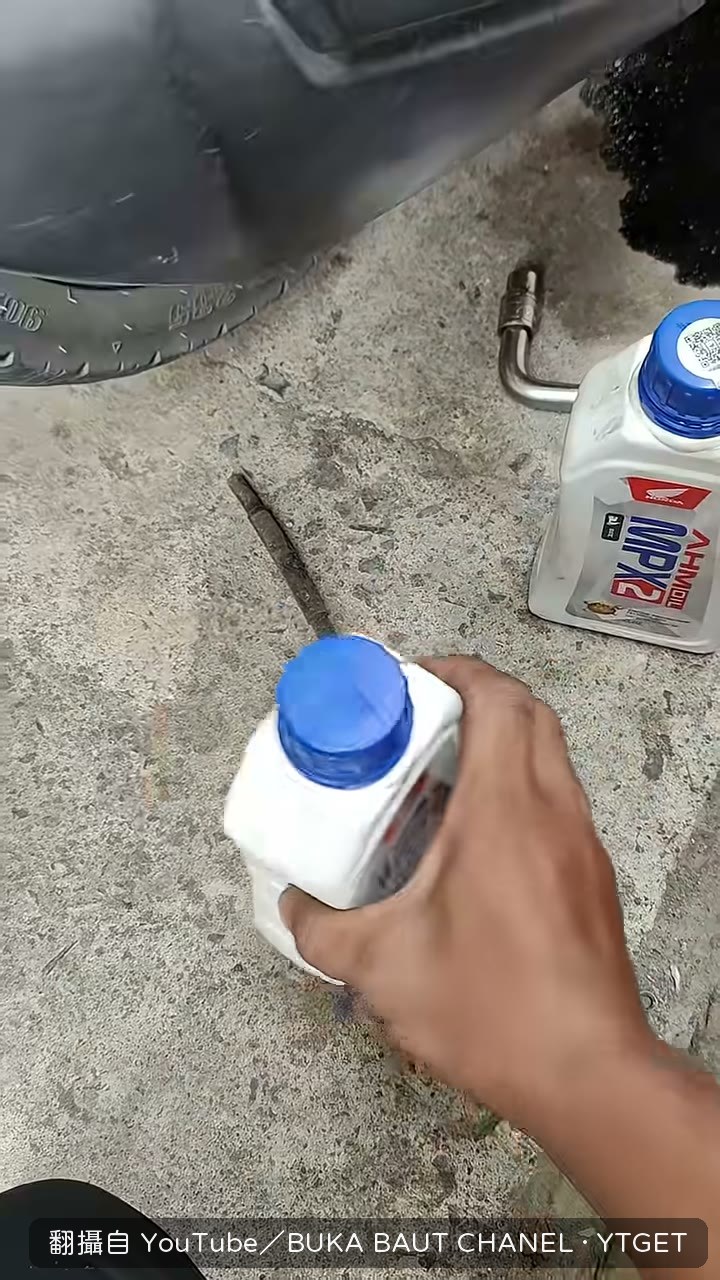 客人堅持要加便宜機油
