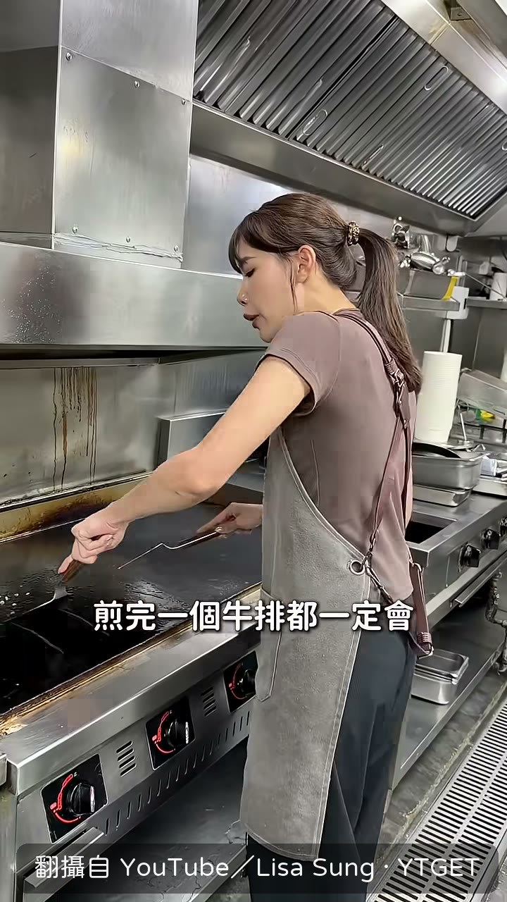 煎匙往前推,把髒油從洞口刮掉