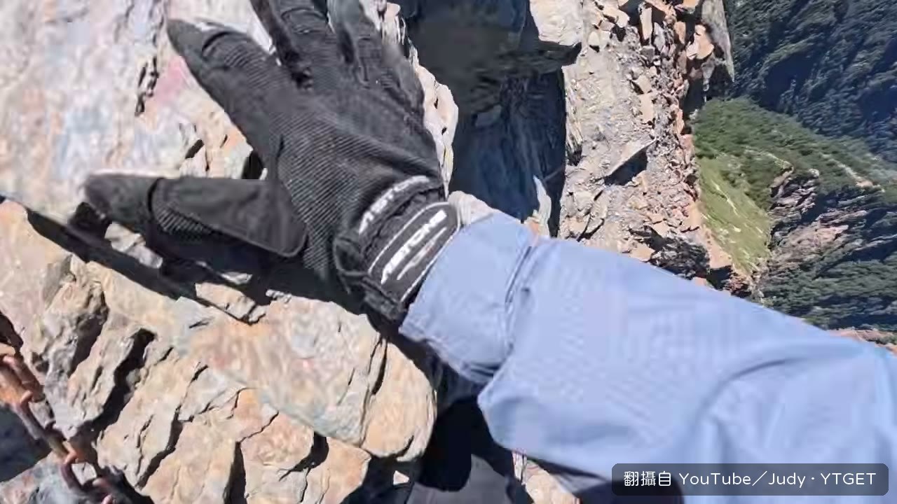 攻頂主峰,山友送來一罐蘋果西打