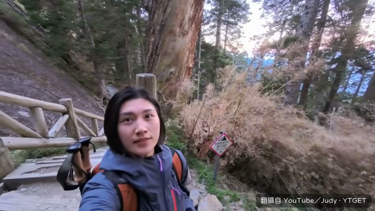 天亮後在大峭壁前吃巧克力補體力