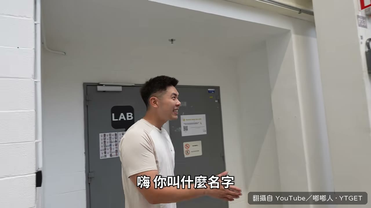 工程師示範頭盔撞擊測試