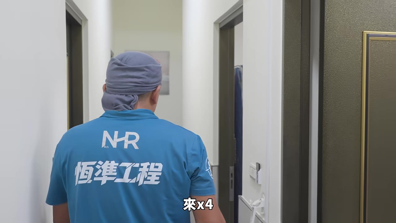 現場已經有廚師在接水,但牆面還是滲水