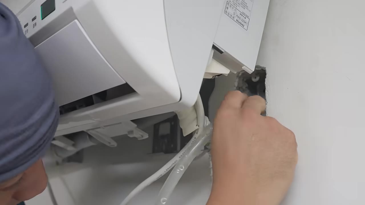 灌水測試,水從牆面裂縫滿出來