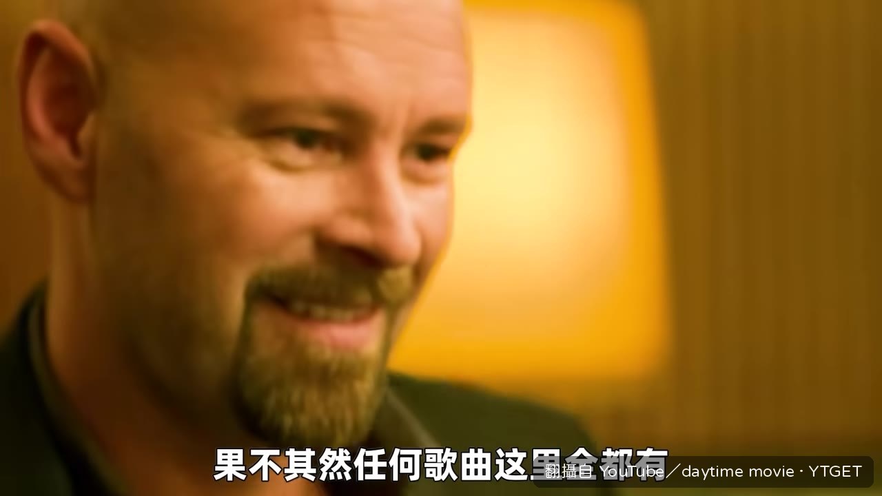 佩爾在舊唱片機前理解串流的價值
