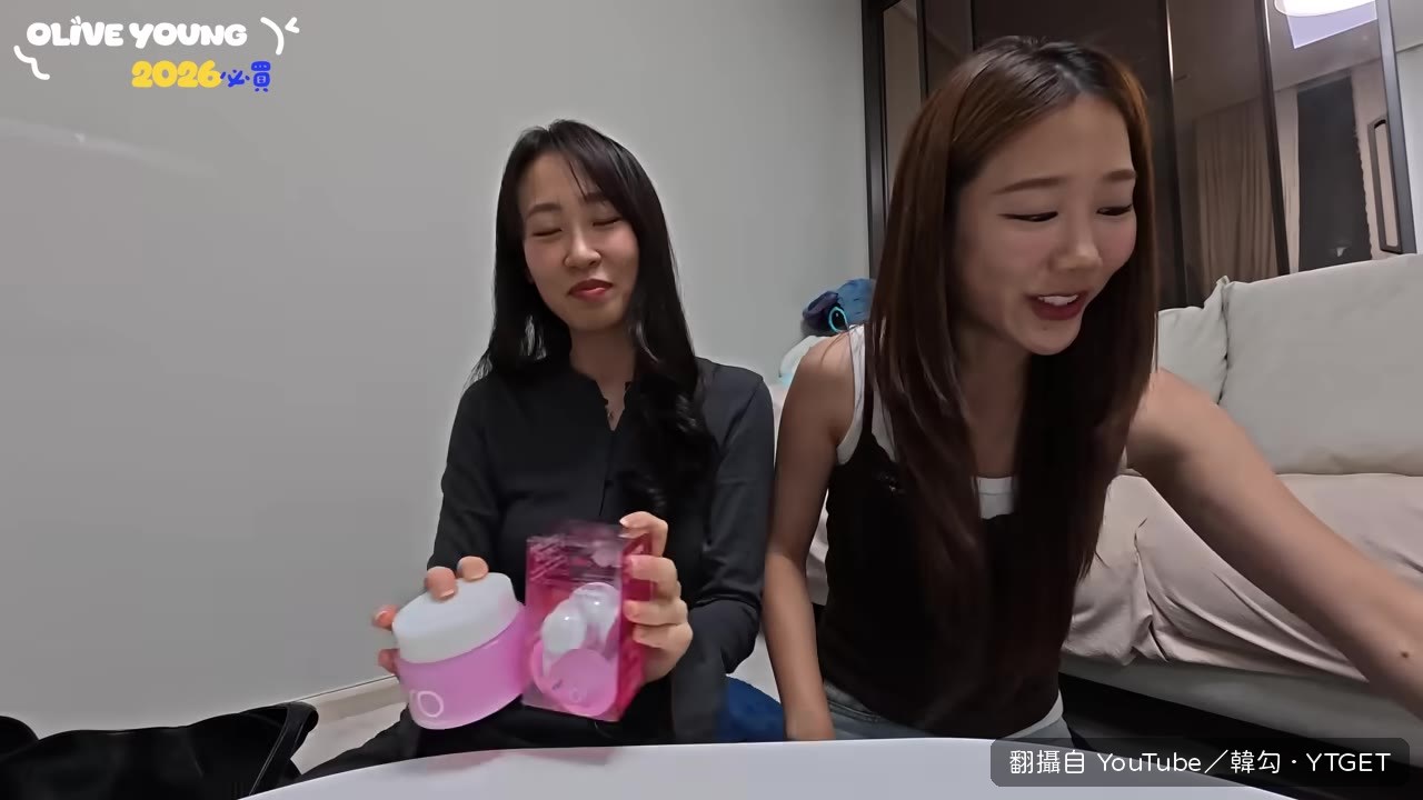 姊姊現場攪拌康普茶準備喝