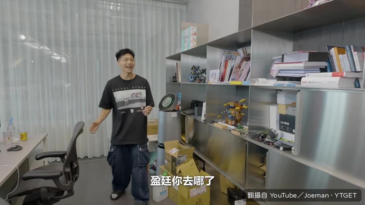 隊友整個人塞進櫃子裡