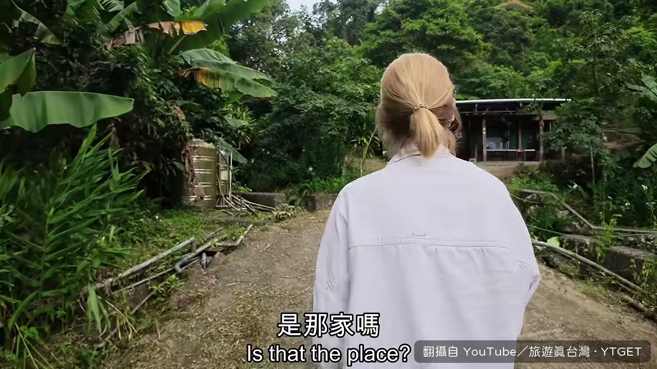 咖啡廳的椅子直接擺在溪水裡