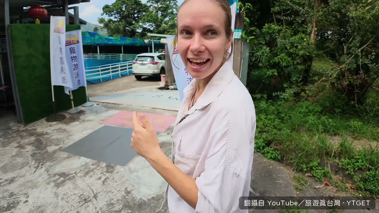 Lena 在寵物泳池摸狗摸到不想走