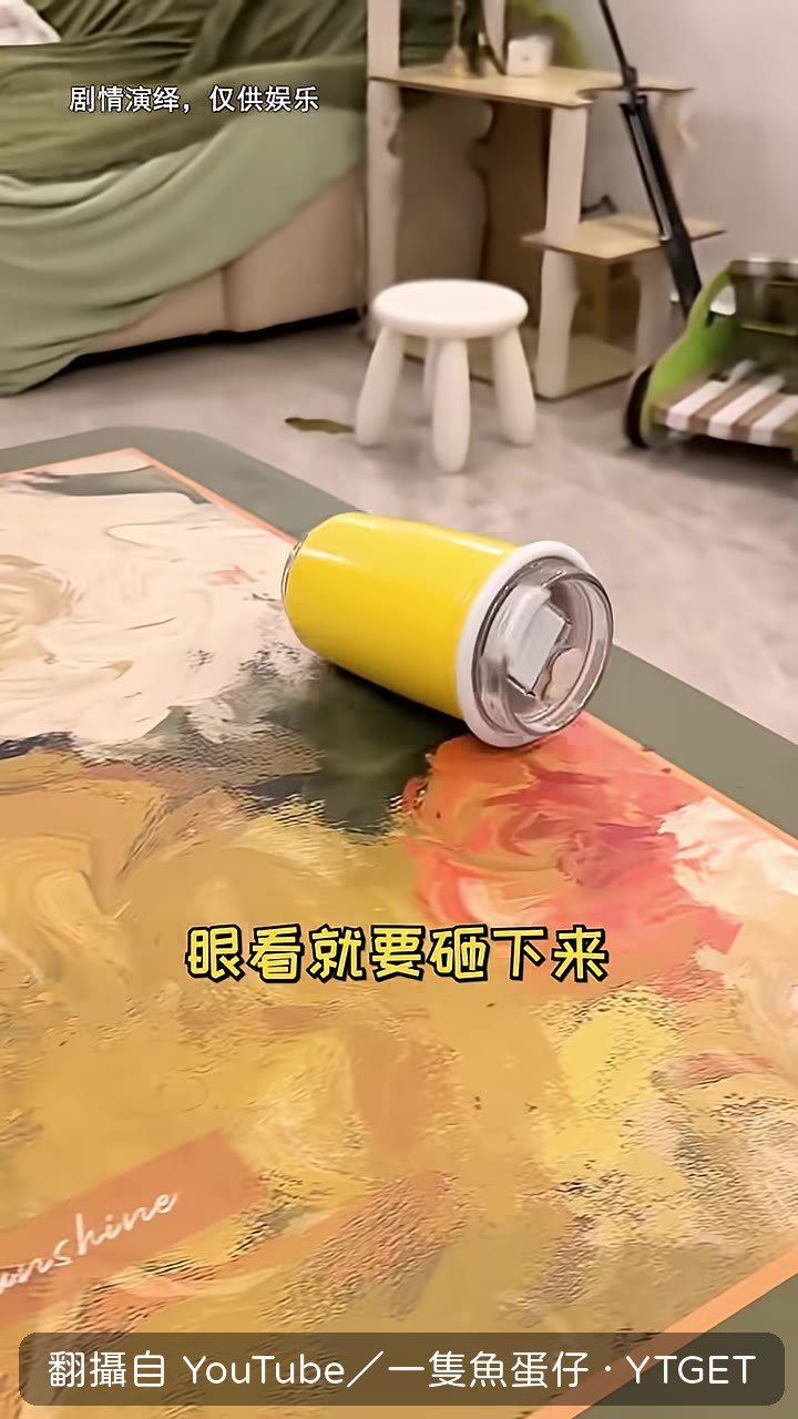 蜘蛛俠接住水杯