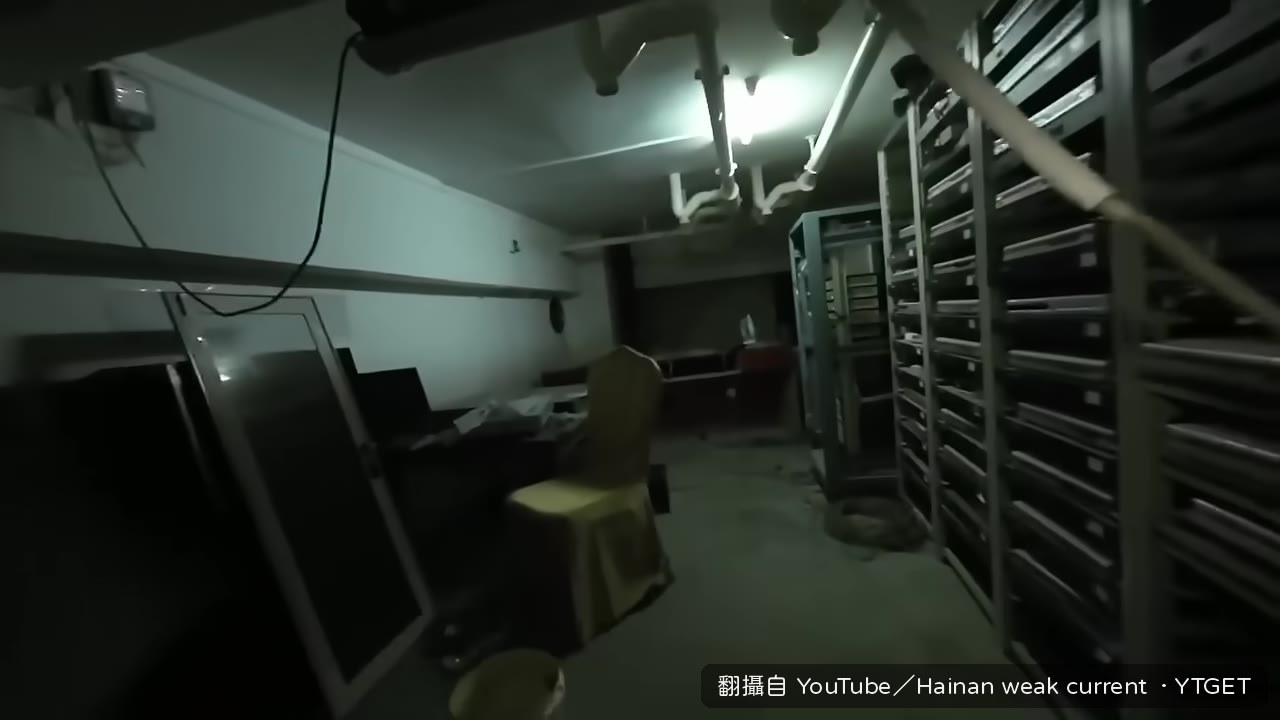 機房線路亂到像蜘蛛網