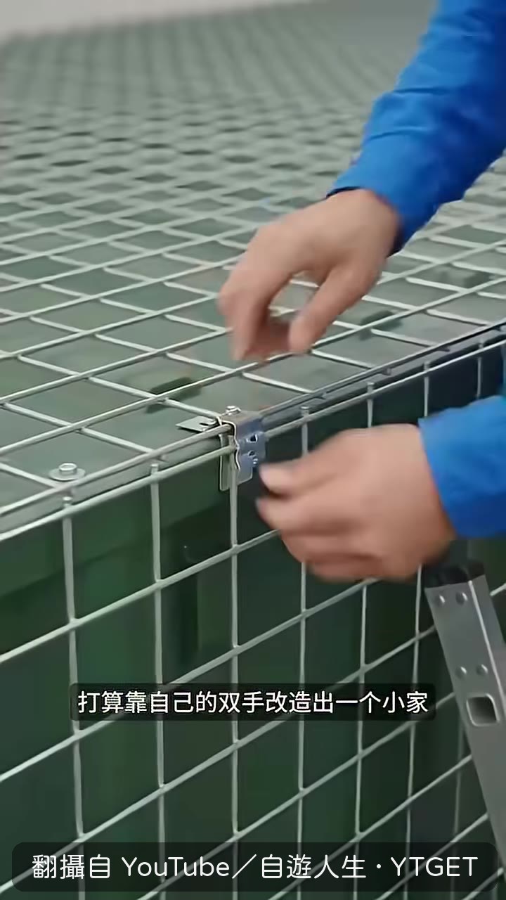 用鐵絲網包住貨櫃外牆